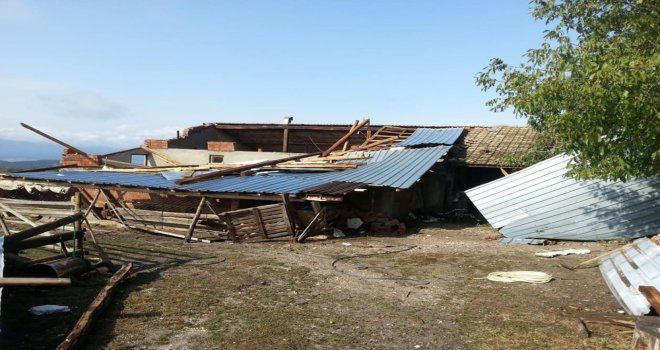 Kastamonuda Şiddetli Fırtına, Ağaçları Devirdi, Çatıları Uçurdu