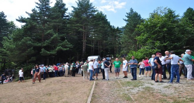 Protesto İçin Gittiler Piknik Yaptılar