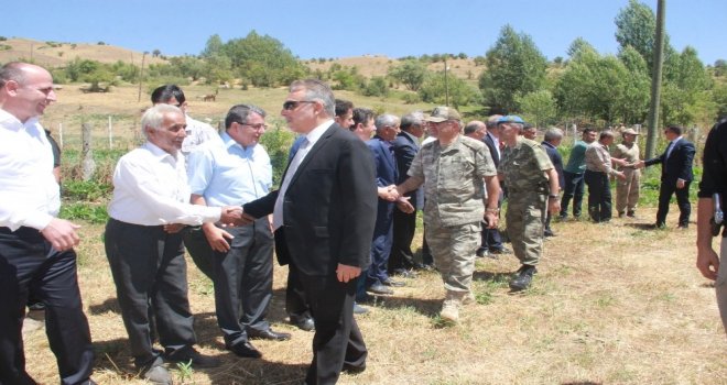 Vali Toprak Ve Komutanlar Uyanık Mezrasına Konuk Oldu