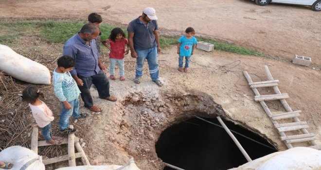 (Özel) Köyün Ortasında Toprak Çöktü, Dev Çukur Oluştu