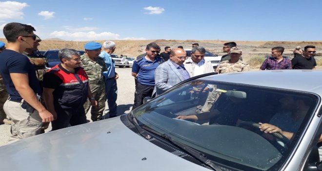 Vali Ustaoğlu Ve Kaymakam Özkan Çocuklara Kırmızı Düdük Ve Şapka Dağıttı