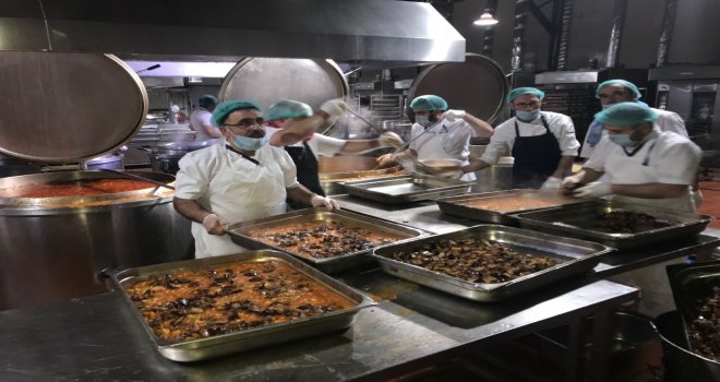 Hacılar İçin Mekkede Her Gün 45 Bin Kişilik Sıcak Yemek Hazırlanıyor