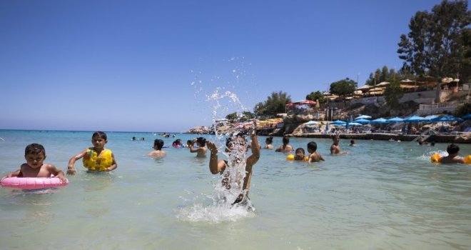 Tatilciler Mersin Sahillerini Doldurdu
