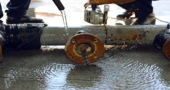 Yavru Kedi Sıkıştığı Metal Boru İçerisinden Kurtarıldı