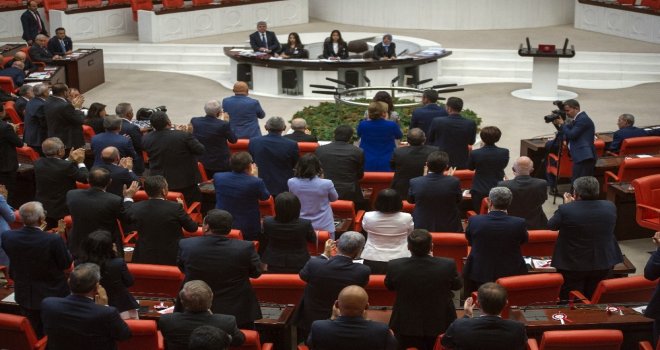 Chp İstanbul Milletvekili Enis Berberoğlu İsmi Okununca Chpliler Ayakta Alkışladı