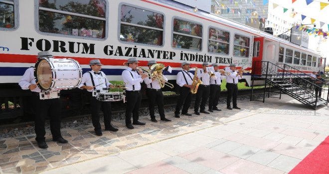 Raydan Çıkan Tren, Alışveriş Merkezine Girdi