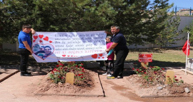 Bebeğiyle Şehit Olan Eşinin Doğum Gününü Mezarı Başında Kutladı