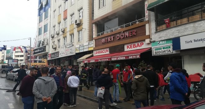 Restoranda Çıkan Yangında Dumandan Etkilenen 3 Kişi Hastanelik Oldu