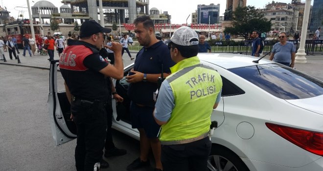 Taksimde Alkollü Araç Kullanan Libyalı Turist Polisten Kaçamadı