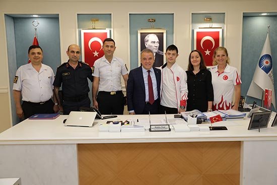 Başkan Böcek Milli Sporcu Alperen Mençi Ağırladı