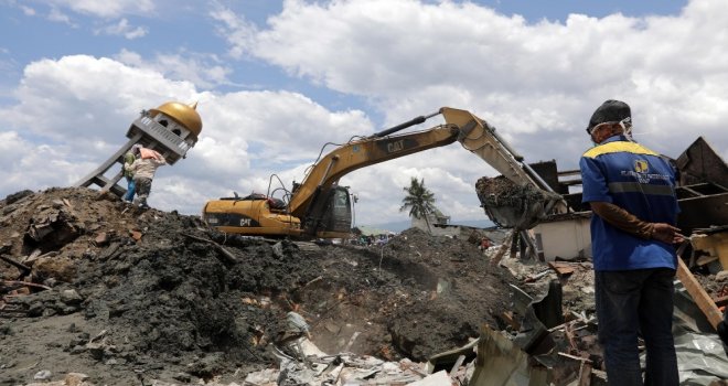 Endonezyada Felaketin Bilançosu Artıyor: Bin 944 Ölü