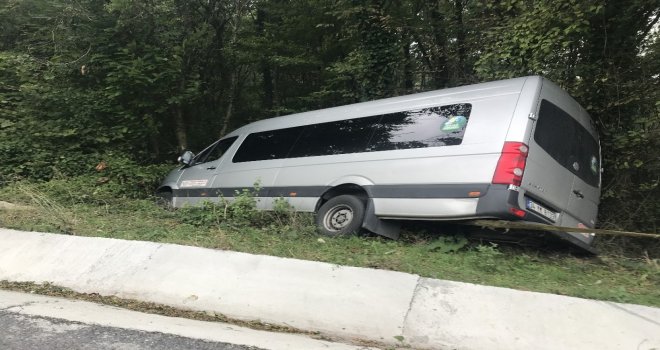 Sarıyerde Kontrolden Çıkan Servis Minibüsü, Ağaçlık Alana Daldı