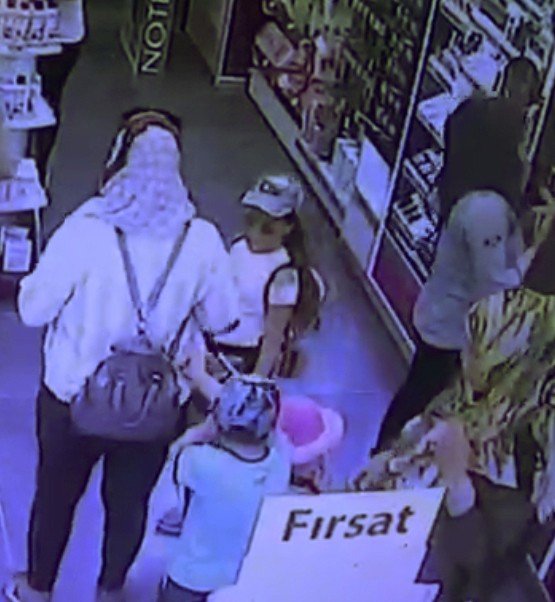 Kozmetik Mağazasında Yaşanan Çanta Hırsızlığı Kamerada