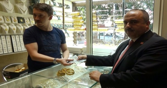 Cumhurbaşkanı Erdoğanın Çağrısı Üzerine Dolar Ve Altınlarını Bozdurdu