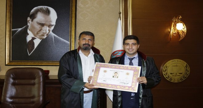 Stajını Tamamlayan Avukat Cübbe Giyip Yemin Etti