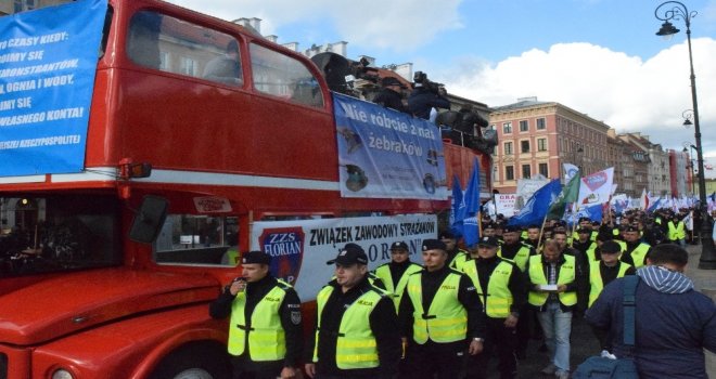 Polonyada “Üniformalı Memurlar” Hükümeti Protesto Etti