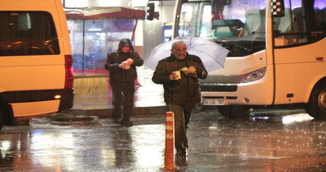 İstanbulda Sağanak Yağış Etkili Oluyor