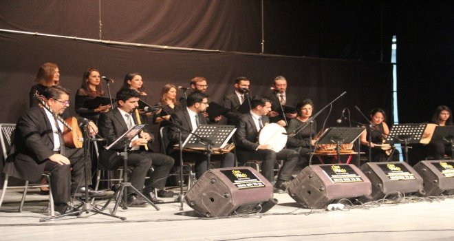 Omar Türk Müziği Hakkaride Konser Verdi