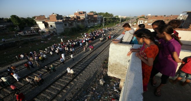 Hindistandaki Tren Kazasında Ölü Sayısı 61E Yükseldi