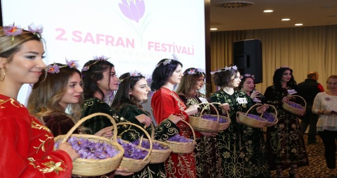 16 Güzel ‘Safran Güzeli Olmak İçin Jüri Önünde Ter Döktü