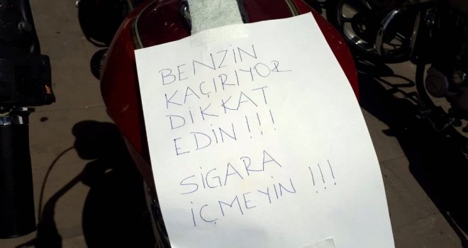 Benzin Sızdıran Motosikletin Üzerinde Şaşırtan Uyarı