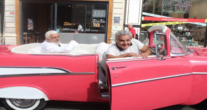 İstiklal Caddesini Rengarenk Klasik Araçlar Süsledi