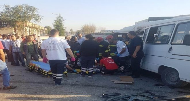 Konyada Kamyonet İle Servis Minibüsü Çarpıştı: 1 Ölü, 8 Yaralı