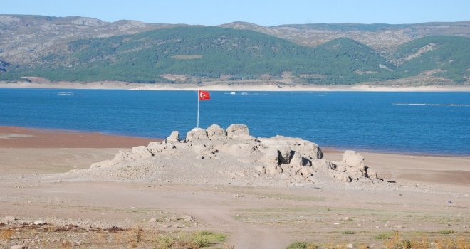 Su Seviyesi Düştü, Kayalık Ortaya Çıktı