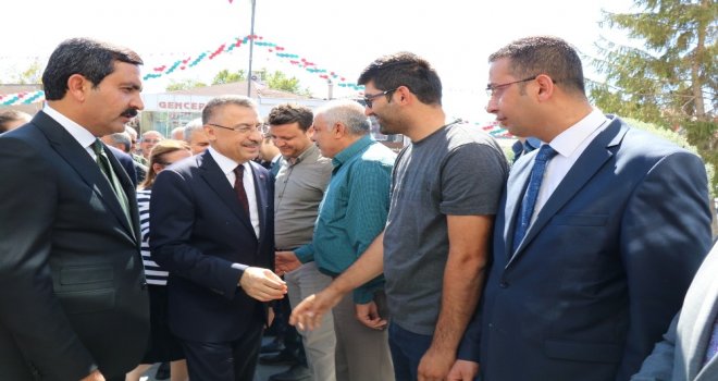 Cumhurbaşkanı Yardımcısı Oktay, Bakan Pekcan İle Birlikte Türk Bayrağı Logolu Aşure Dağıttı