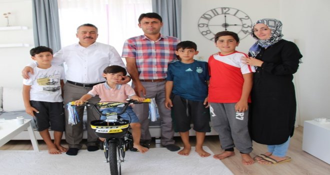Başkan Tutaldan 5 Yaşındaki Çocuğa Hediye Bisiklet