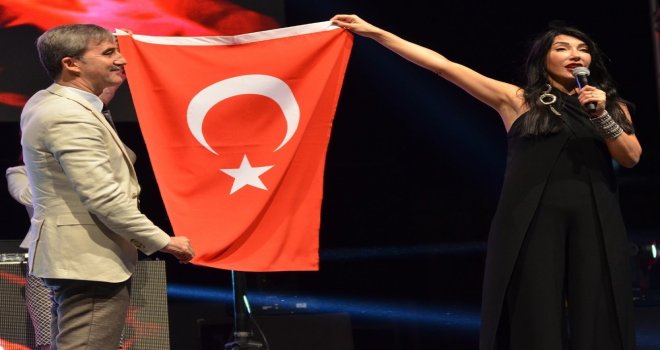 Hande Yener Ve Ece Seçkinden Muhteşem Performans