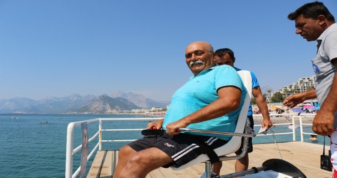 Engelli Bireyler Denizin Tadını Çıkarıyor