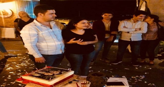 200 Kişi Arasında Sürpriz Evlilik Teklifi