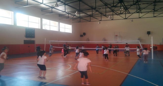 Yetenekli Minik Voleybolculara Antrenör Desteği