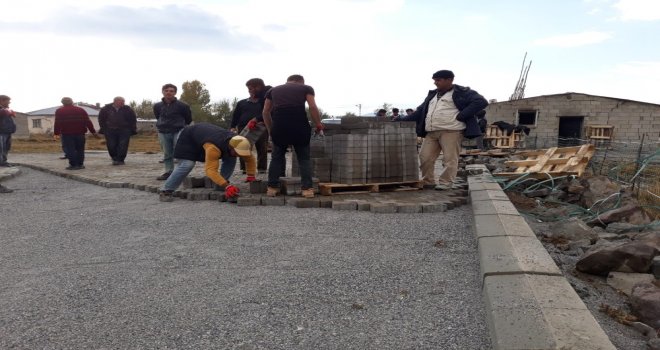 Çaldıranda 370 Nüfuslu Mezraya Bordürlü Kilitli Parke Taşı Döşeniyor