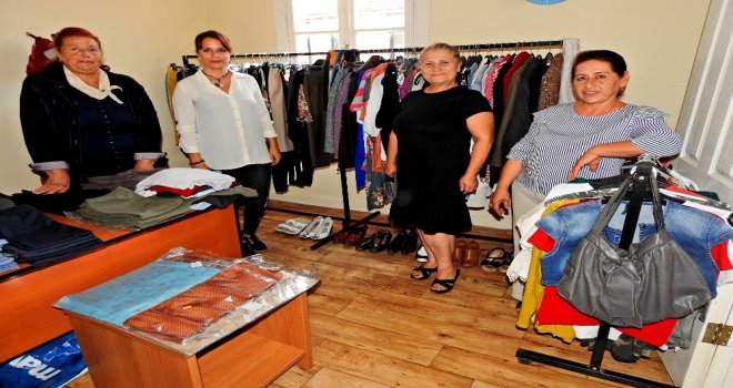 Çeşmeli Chpli Kadınlardan Giysi Yardımı
