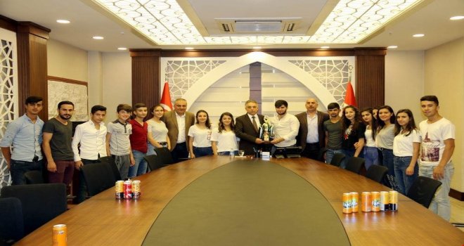 Vali Toprak Türkiye Şampiyonlarını Makamında Kabul Etti
