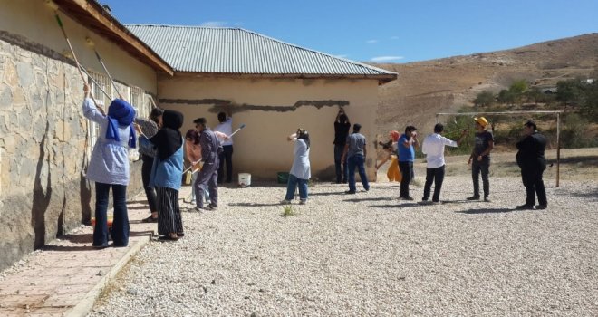 İlkokulun Bakım Ve Onarımını Üniversite Öğrencileri Yaptı