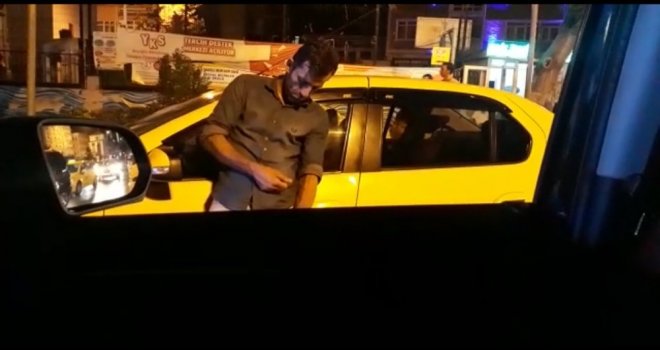 (Özel) Beyoğlunda Uyuşturucu Madde Kullanan Taksici Aracının Başında Sızdı