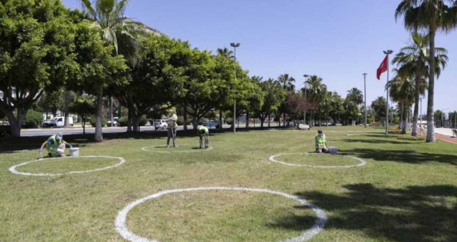 Mersin Büyükşehir'den Sahile Sosyal Mesafe Çemberi