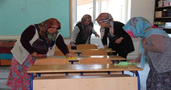 (Özel) Öğrenci Velileri, Çocukları İçin Köy Okulunu Yeniledi