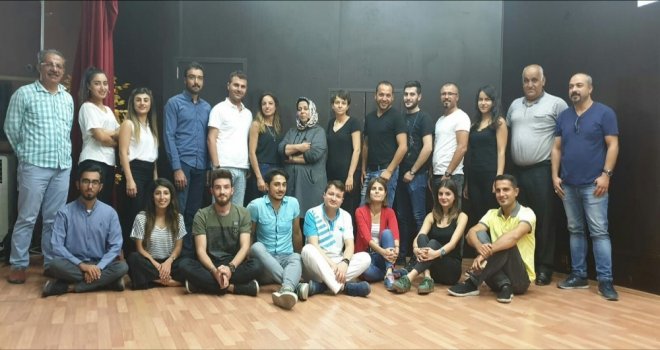 Tiyatro Topluluğuna Oyuncular Seçiliyor