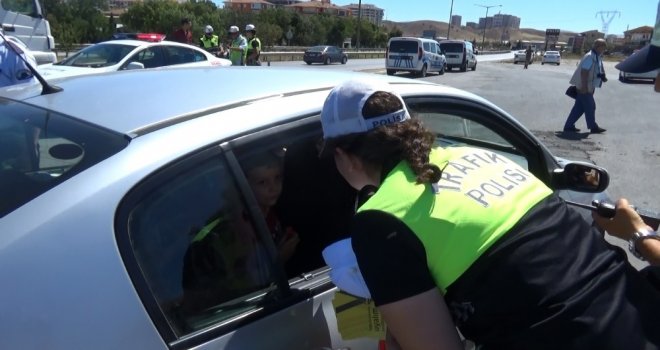Bu Bayram Araç İçerisindeki Minik Trafikçiler Görev Başında