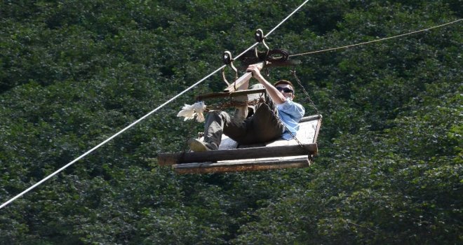 İlkel Teleferikle Metrelerce Yükseklikte Ölümüne Yolculuk