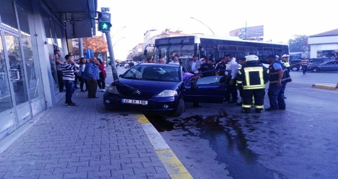 Karamanda Yan Yatan Otomobilin Sürücüsü Yaralandı