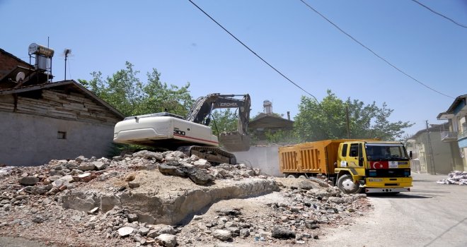 Beydağında Yıkılan Yapıların Molozları Kaldırılıyor