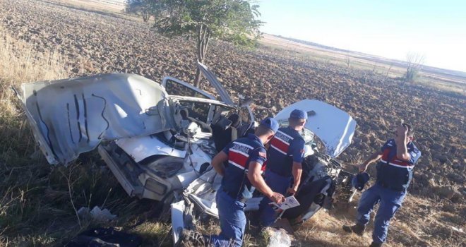 Tıra Arkadan Çarpan Otomobil Hurdaya Döndü: 2 Yaralı