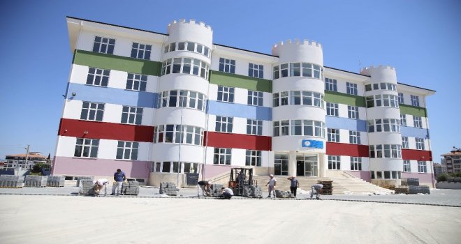 Döşemealtı Belediyesinden Okul Bahçesine Kilit Taşı