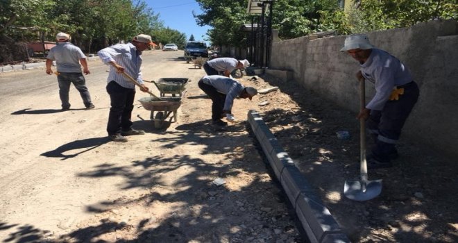 Yeni Sanayi Mahallesinde Kaldırım Döşeme Çalışması Yaptı