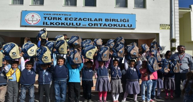 İpekyolu Belediyesinden Öğrencilere Çanta Ve Kırtasiye Desteği